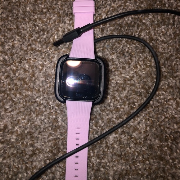 Fitbit Versa - Picture 2 of 8